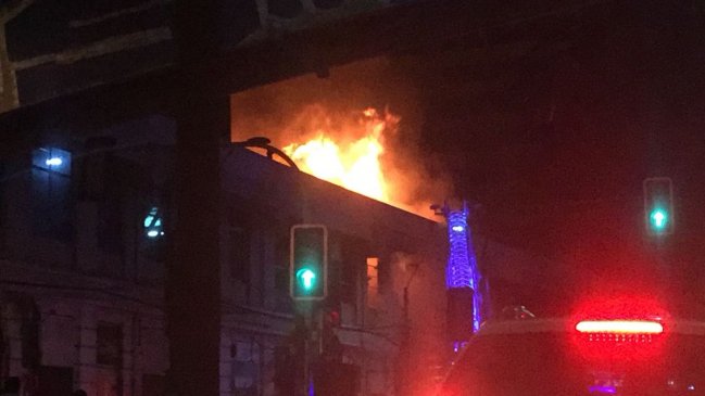 Incendio en el centro de Valparaíso movilizó a Bomberos