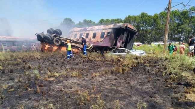Aumentan a 18 los muertos por accidente de tren en Sudáfrica