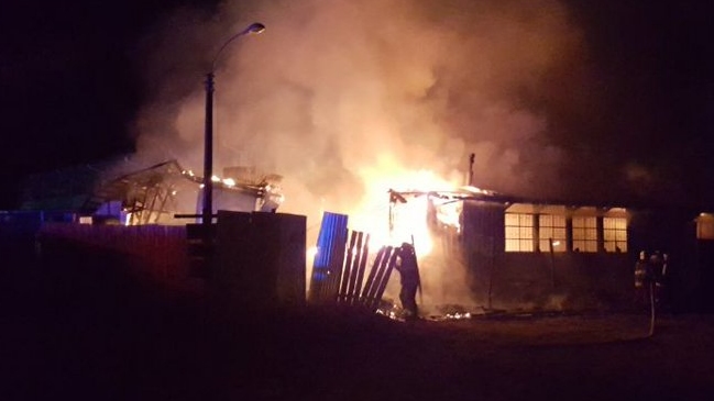 Desconocidos incendiaron un liceo en Cañete