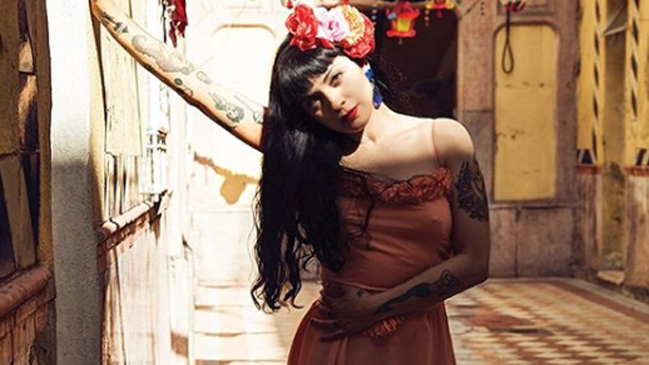 La milenaria técnica de Mon Laferte para cortar cocos