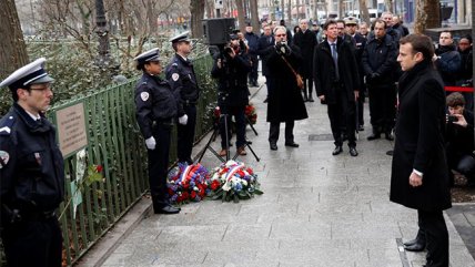   Macron conmemoró los atentados contra 