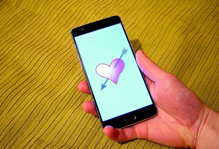 Cierran decenas de apps de citas porque descubrieron que las mujeres eran robots