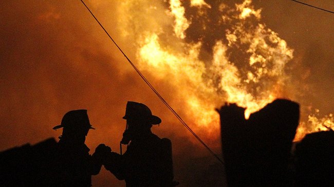 Incendio destruyó 60 vehículos en Lampa