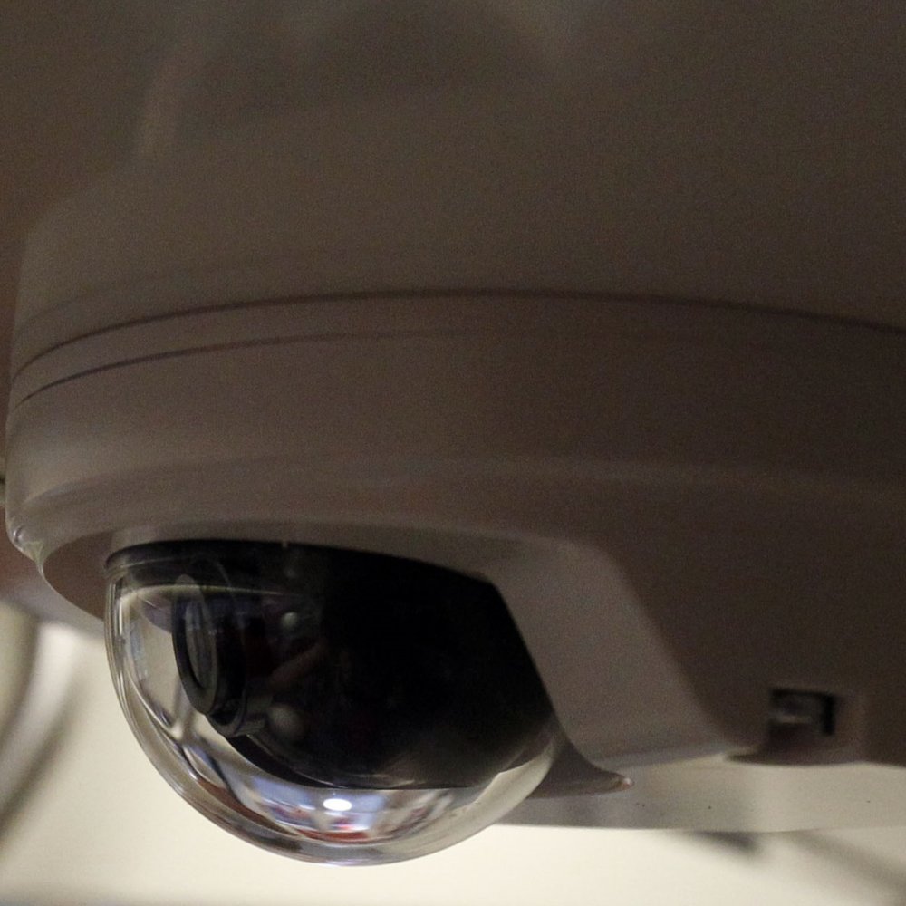 Cajeras que fueron grabadas robando serán indemnizadas por violación a su privacidad