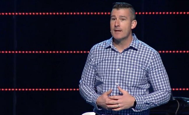 Pastor religioso confesó incidente sexual con una adolescente y fue ovacionado