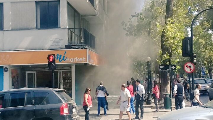 Incendio afecta a local comercial de Providencia