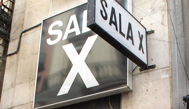 Encuentran muerto a hombre en cine para adultos