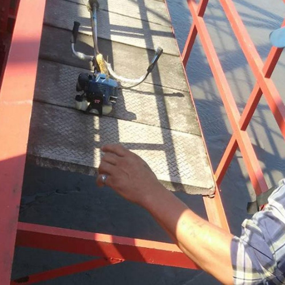 Hombre se lanzó desde un puente para salvar a una niña y se viralizó