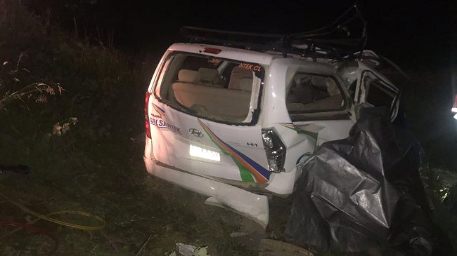 Tres personas murieron tras volcamiento de una camioneta en Los Ríos