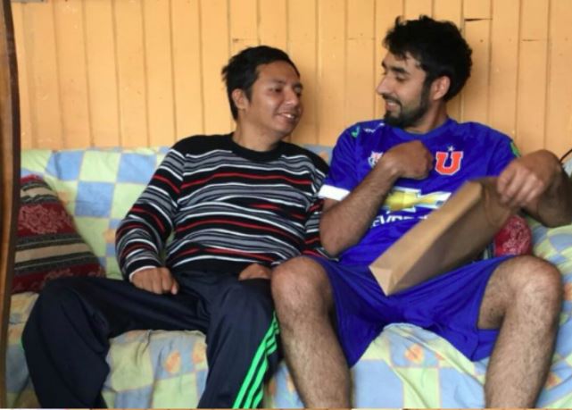 El tierno gesto de un hincha de U. de Chile con uno de Colo Colo que sacó aplausos en redes