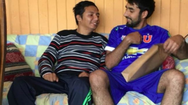 El tierno gesto de un hincha de U. de Chile con uno de Colo Colo que sacó aplausos en redes