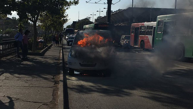 Una camioneta se incendió en Recoleta y provocó retraso del tránsito