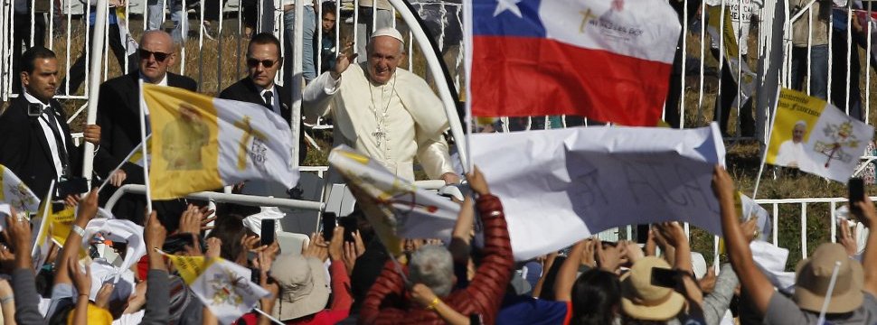 El papa Francisco llegó a Temuco para encabezar su segunda misa masiva