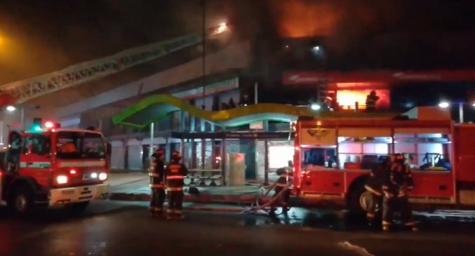 Incendio afecta a locales comerciales en Peñalolén