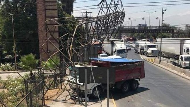 Choque de un camión contra torre de alta tensión generó corte de luz en Santiago