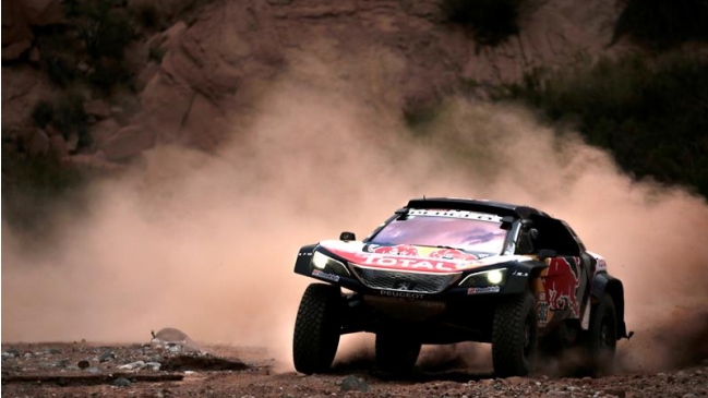 Carlos Sainz conservó casi 45 minutos de ventaja en autos tras la 12ª etapa del Dakar