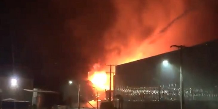 Bomberos trabajó en incendio que afectó a bodegas en Quilicura