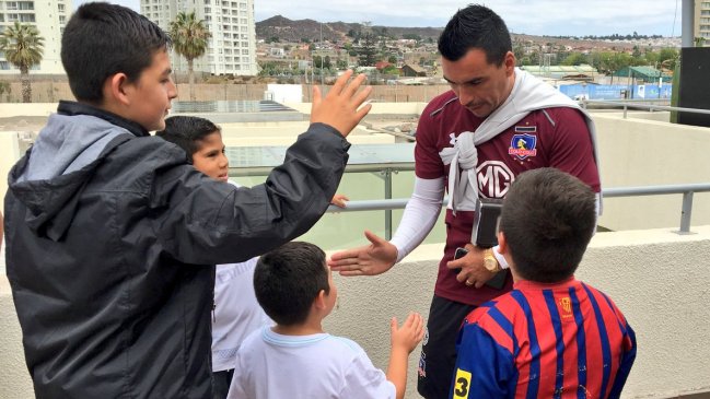 Plantel de Colo Colo recibió a niños del Sename durante pretemporada en La Serena