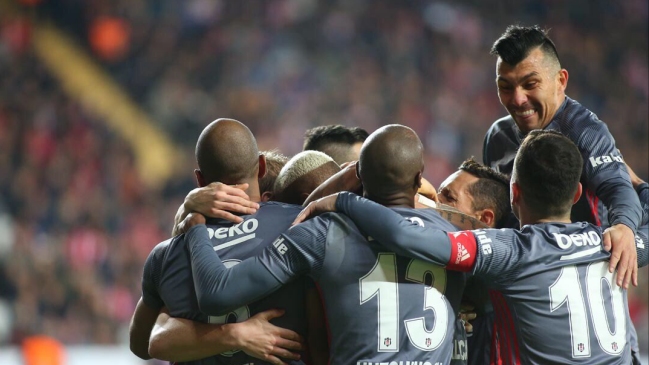 Gary Medel participó en la victoria de Besiktas sobre Antalyaspor en Turquía