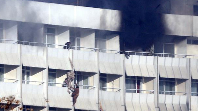 A 20 aumentó la cifra de muertos tras asalto talibán a hotel en Kabul