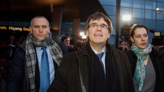 Fiscalía española pide activar orden europea de detención de Puigdemont
