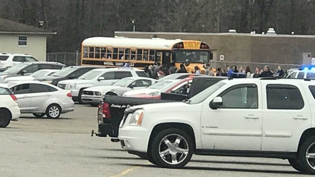 Al menos dos muertos y varios heridos en un tiroteo en una escuela de EE.UU.