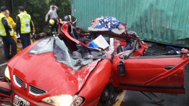 Tres turistas argentinos murieron aplastados por un container