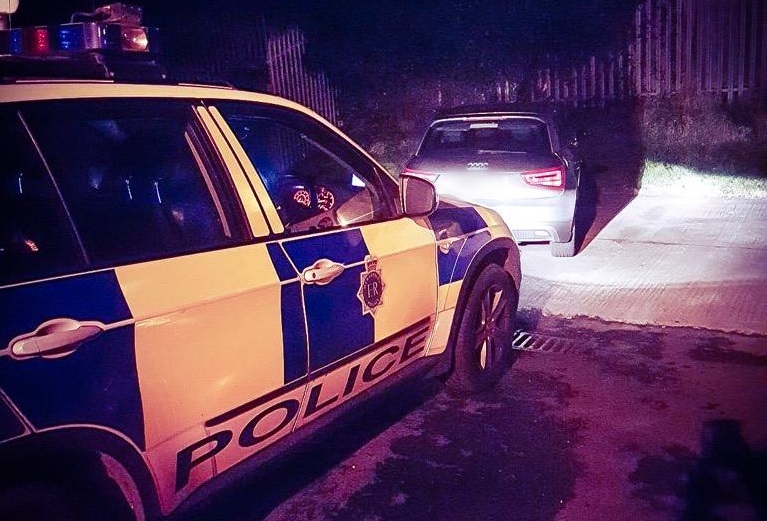 La insólita excusa con emoji de un hombre que fue pillado conduciendo y mirando el teléfono