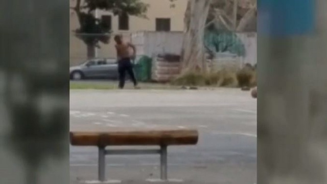 Profesor se desnudó en el patio de un colegio y persiguió a estudiantes