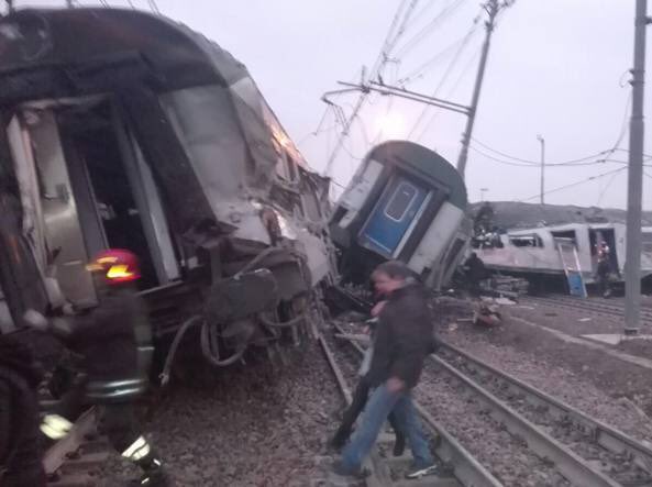 Tres muertos y decenas de heridos por el descarrilamiento de un tren en Milán