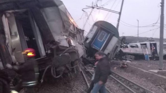 Tres muertos y decenas de heridos por el descarrilamiento de un tren en Milán