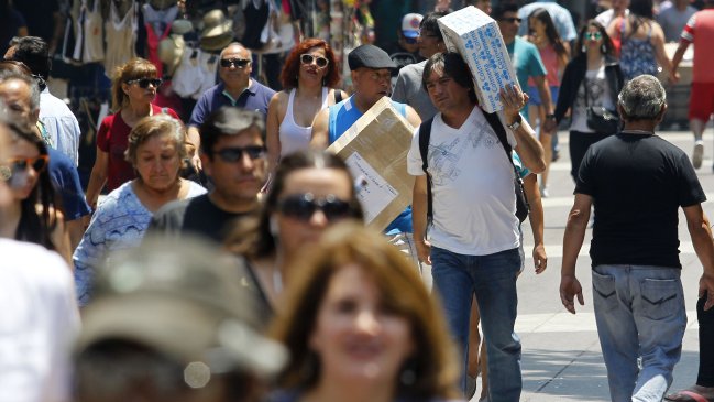 Estudio OCDE: 40 por ciento de los chilenos afirma pertenecer a la clase media