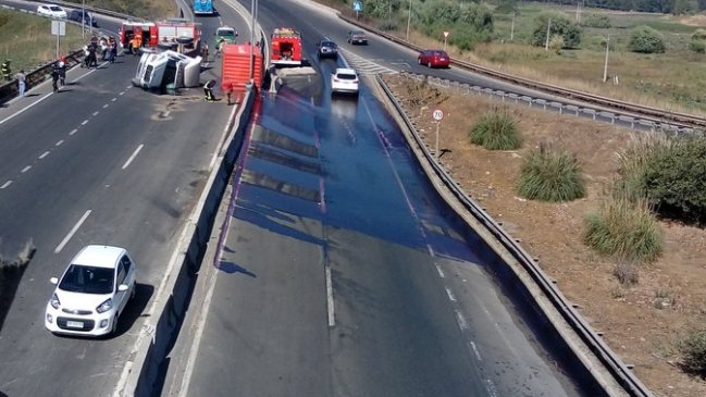 Camión volcó y derramó 24 mil litros de vino en San Antonio