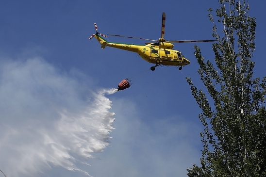 Dos helicópteros fueron atacados cuando combatían incendio forestal
