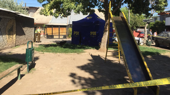 PDI investiga hallazgo de cuerpo de mujer en plaza de la Población La Bandera