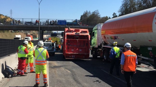 Colisión entre siete vehículos dejó cinco lesionados en la Autopista Central