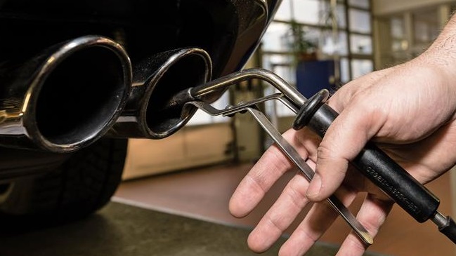 Polémica por experimentos con monos y humanos en empresas automovilísticas alemanas