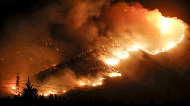 Intendencia Metropolitana declaró alerta roja para San Pedro por incendio forestal