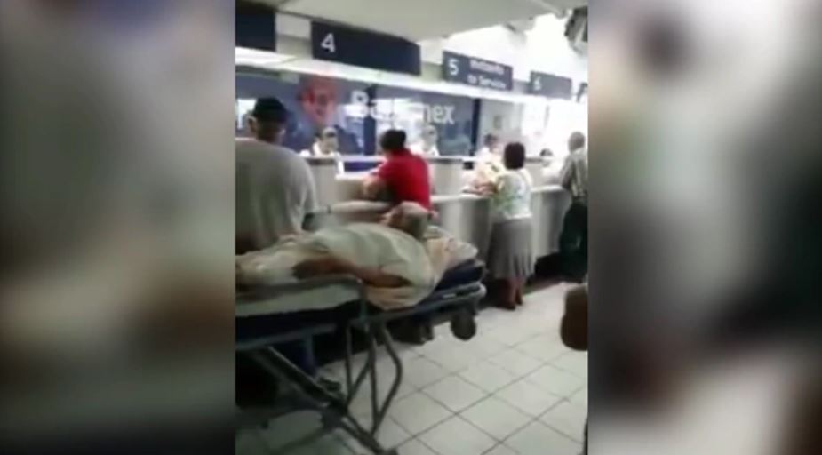 Anciana fue en camilla al banco para demostrar que estaba viva y cobrar su pensión