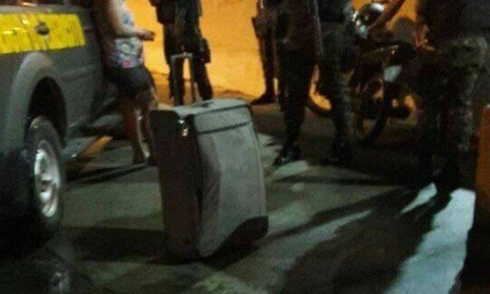 Detuvieron a mujer que llevaba el cadáver de su esposo en una maleta