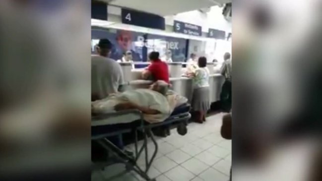 Anciana fue en camilla al banco para demostrar que estaba viva y cobrar su pensión