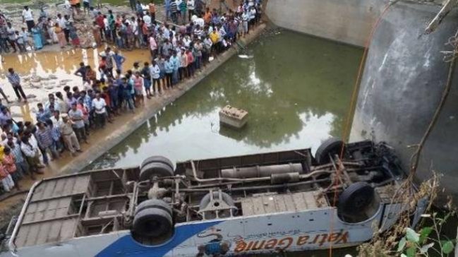 Caída de autobús a río en el este de India dejó 43 muertos