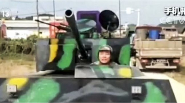 Ciudadano chino fue multado por construir un tanque y conducirlo por la calle
