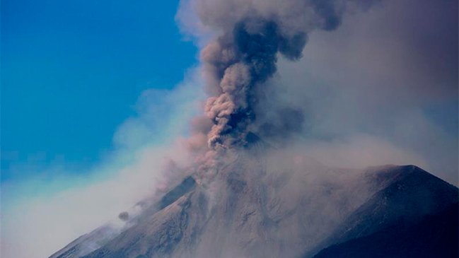 Evacuan a 280 personas por erupción del volcán de Fuego en Guatemala