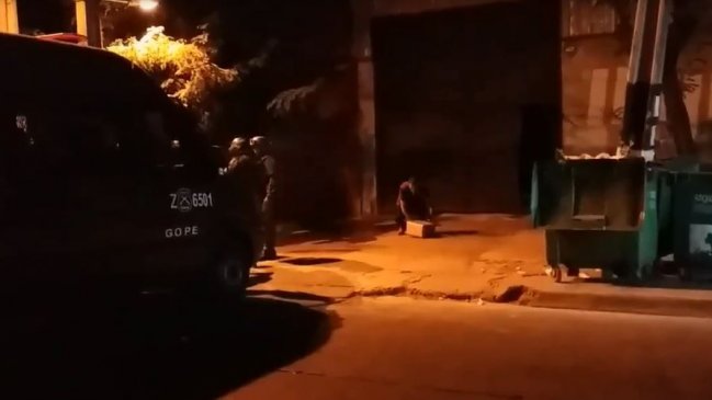 Carabineros busca a hombre acusado de agredir a una mujer en el centro de Santiago