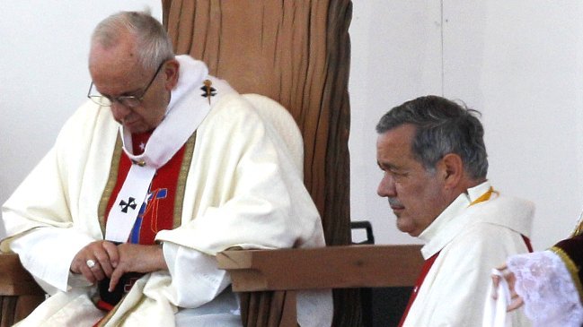 Al obispo Juan Barros le provoca 