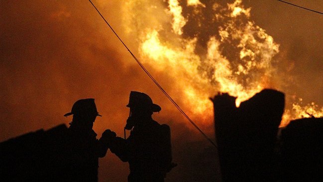 Un muerto, dos heridos y seis casas afectadas por incendio en Los Ángeles