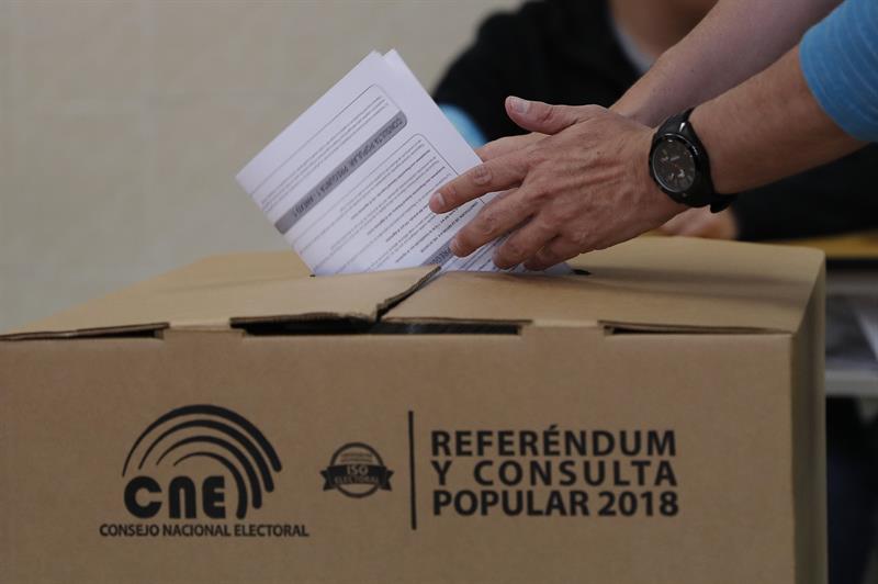 Ecuador elimina reelección indefinida tras consulta popular