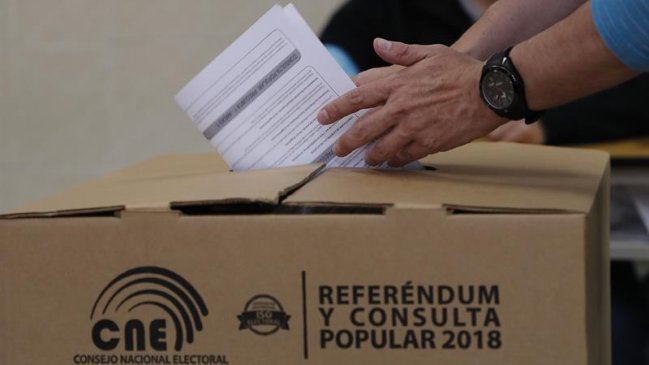 Ecuador elimina reelección indefinida tras consulta popular