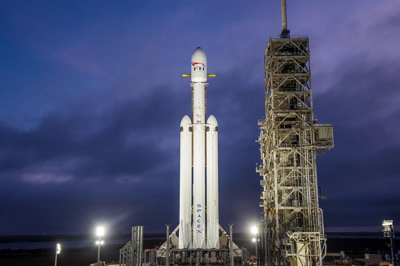 Falcon Heavy: lanzan con éxito el cohete más poderoso del mundo